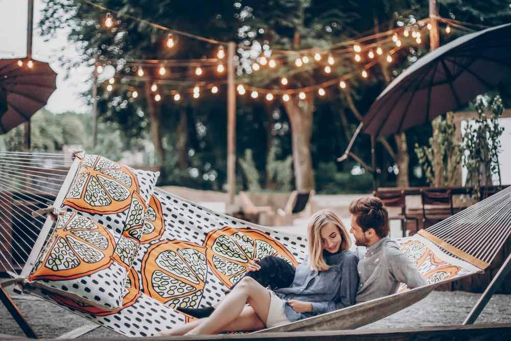 Hanging backyard lights without trees store